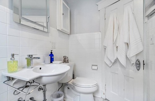 Oakley Casa | Spacious Family Friendly Gem ~ King Bed ~ Parking