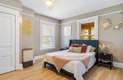 Oakley Casa | Spacious Family Friendly Gem ~ King Bed ~ Parking