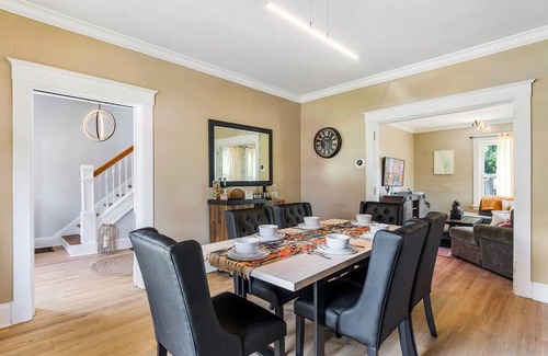 Oakley Casa | Spacious Family Friendly Gem ~ King Bed ~ Parking