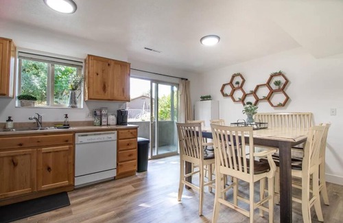 Orem Apartamento | Spacious Family Friendly APT with Backyard & Wi-Fi