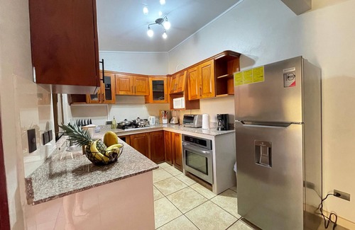 El Cerro Casa | Spacious Family Friendly Vacation House with a Garden. Close to the Beach!
