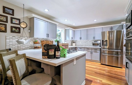 Dundee Casa | Spacious Family Friendly 3-bedroom House with AC, WiFi, Hot Tub, Play Structure
