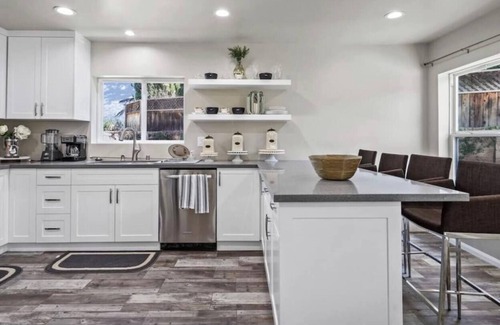 Valencia Casa | Spacious family home private entry near six flags