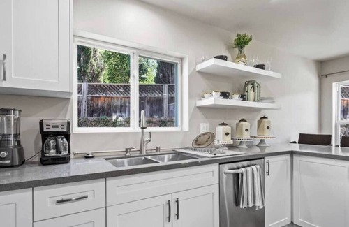 Valencia Casa | Spacious family home private entry near six flags