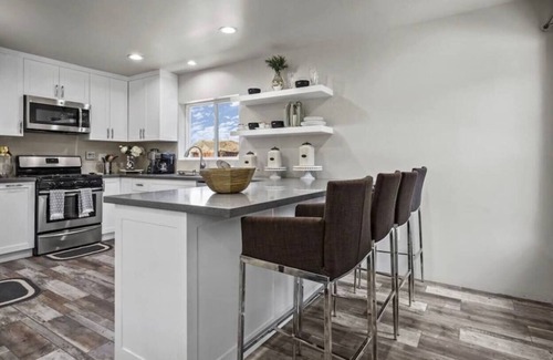 Valencia Casa | Spacious family home private entry near six flags