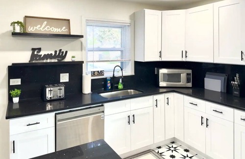Skokie Casa | Spacious Family Home, 8bd Gem In A Prime Location!