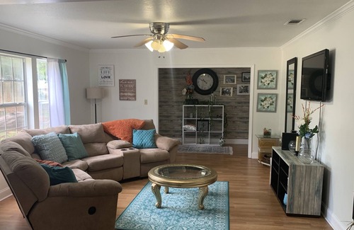 Laurel Casa | Spacious family home close to food, fun, and historic venues!