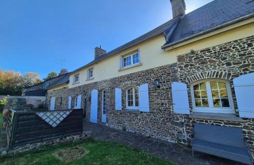 Saint-Remy-des-Landes Casa | Spacious Family Home Near the Sea
