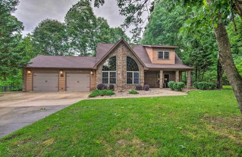 Mountain Home Casa | Spacious Family Home with Fire Pit by Norfork Lake!