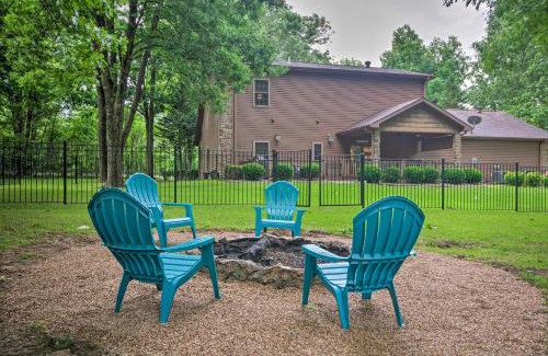 Mountain Home Casa | Spacious Family Home with Fire Pit by Norfork Lake!