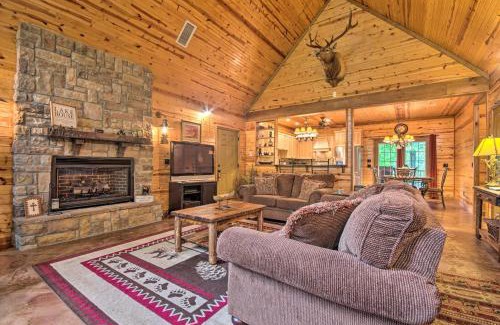 Mountain Home Casa | Spacious Family Home with Fire Pit by Norfork Lake!
