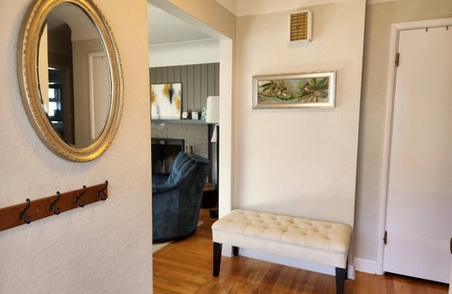 Oak Bay Casa | Spacious Family Home with Large Yard in Oak Bay