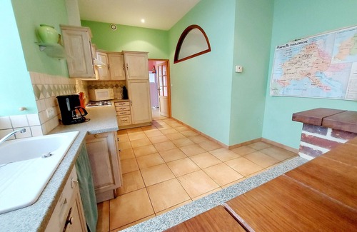 Carelles Cabaña | Casa amplia con piscina climatizada, billar y terrazas, ideal para familias y amigos
