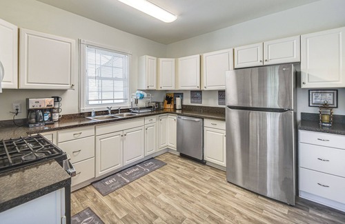 Downtown Casa | Spacious Family Home w/Yard in Dtwn Hampton!