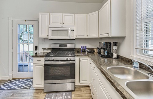 Downtown Casa | Spacious Family Home w/Yard in Dtwn Hampton!