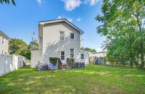 Downtown Casa | Spacious Family Home w/Yard in Dtwn Hampton!