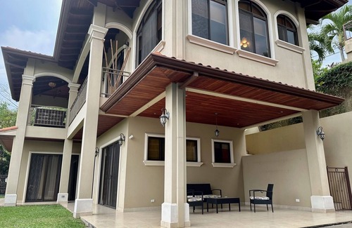Concepción Casa | Spacious house, great view, pool.