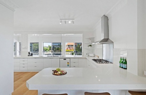 Benowa Casa | Spacious Family Oasis 5bd Waterfront Pool