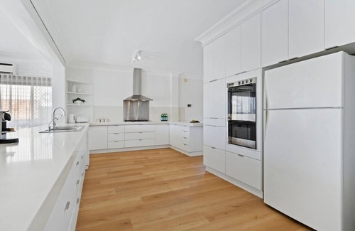 Benowa Casa | Spacious Family Oasis 5bd Waterfront Pool