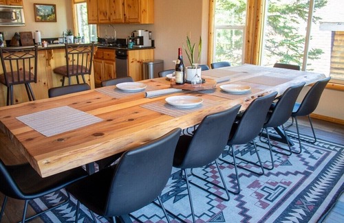 Upper Moonridge Cabina | Luxury Big Bear Cabin – Spacious Retreat with Hot Tub, EV Charger & More!