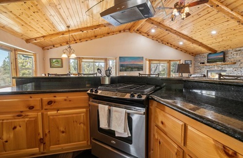 Upper Moonridge Cabina | Luxury Big Bear Cabin – Spacious Retreat with Hot Tub, EV Charger & More!