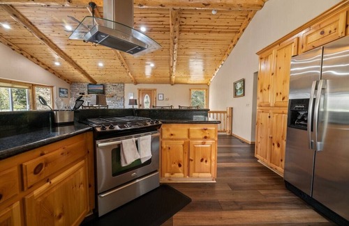 Upper Moonridge Cabina | Luxury Big Bear Cabin – Spacious Retreat with Hot Tub, EV Charger & More!