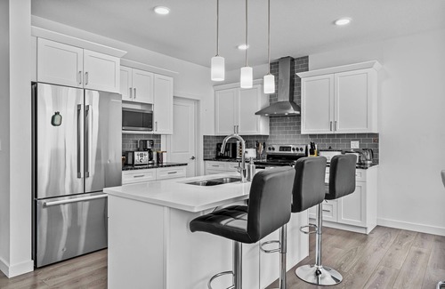 West Edmonton Casa | Spacious Family Retreat Near West Edmonton Mall | Gym, Ravine, Trails, Netflix