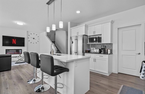 West Edmonton Casa | Spacious Family Retreat Near West Edmonton Mall | Gym, Ravine, Trails, Netflix