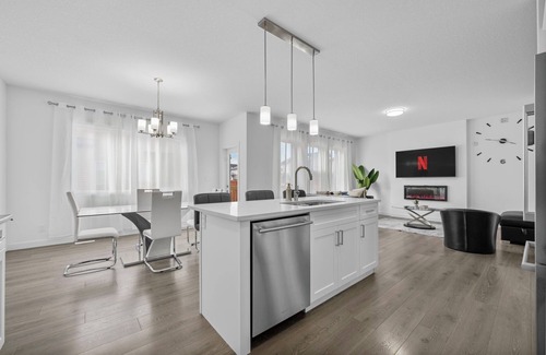West Edmonton Casa | Spacious Family Retreat Near West Edmonton Mall | Gym, Ravine, Trails, Netflix