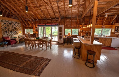 Deer Isle Chalet De Esquí | Spacious family retreat on a quiet cove with dock access