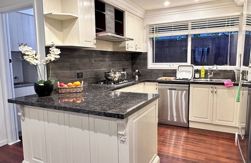 Boronia Casa | Spacious Family Retreat in Boronia – 5BR, 3.5BA with Mountain Views