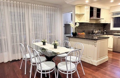 Boronia Casa | Spacious Family Retreat in Boronia – 5BR, 3.5BA with Mountain Views