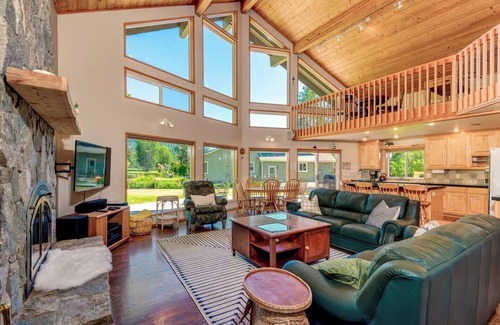 Cle Elum Casa | Spacious Golf Course Getaway Hot Tub Trails Sleeps 12 Adventure Ready