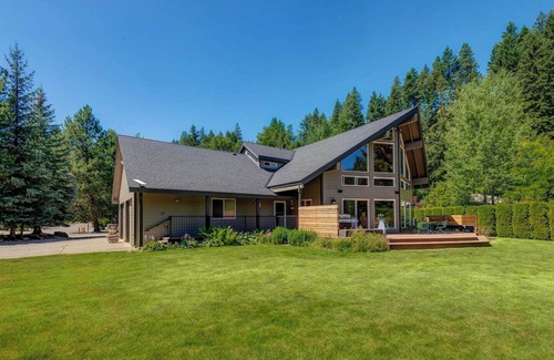 Cle Elum Casa | Spacious Golf Course Getaway Hot Tub Trails Sleeps 12 Adventure Ready