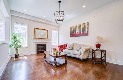 Oakville Casa | Spacious Family Retreat with Free Parking