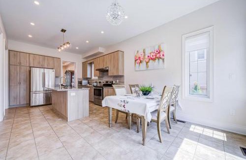 Oakville Casa | Spacious Family Retreat with Free Parking