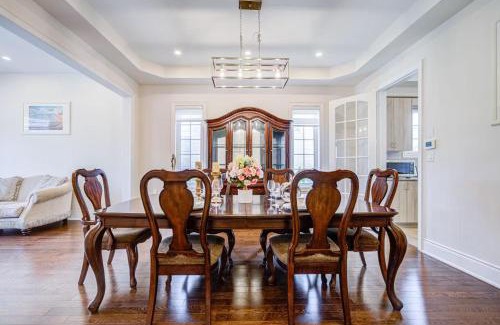 Oakville Casa | Spacious Family Retreat with Free Parking
