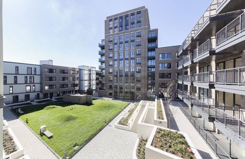 Island Gardens Apartamento | Spacious family sized stylish apartment- with large balcony