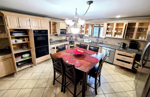 East Stroudsburg Casa | Casa privada, piscina enterrada con bañera de hidromasaje y sala de juegos, a 5 minutos. a Shawnee, Monte!