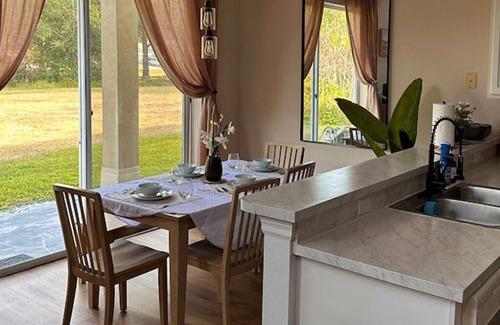 Windwood Bay Casa | Spacious Family Vacation Retreat. 3 BDR House. Pool, 15 Min to Disney and Parks.