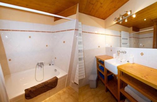 Larringes Apartamento | Spacious Farmhouse Apartment, by Lake & Mountains