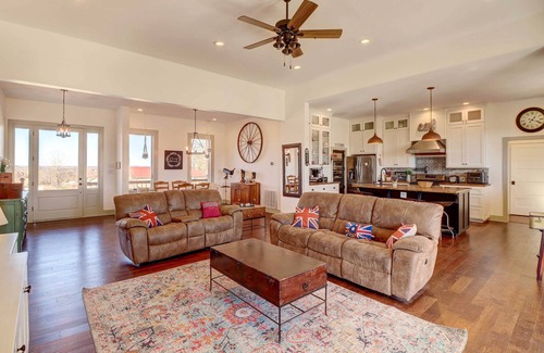 Harrison Casa | Spacious Farmhouse Near Hikes & Waterfalls
