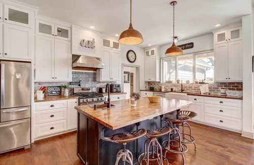 Harrison Casa | Spacious Farmhouse Near Hikes & Waterfalls