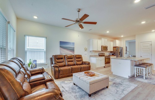 Freeport Casa | Spacious Freeport Home w/ Deck & 2 Living Areas!