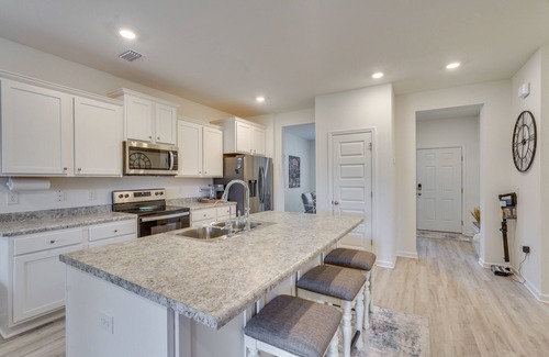 Freeport Casa | Spacious Freeport Home w/ Deck & 2 Living Areas!