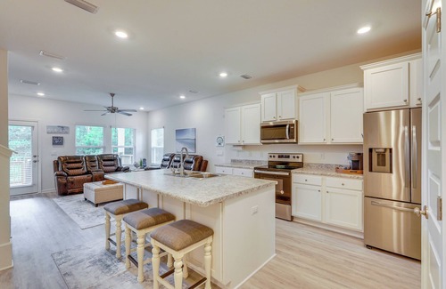 Freeport Casa | Spacious Freeport Home w/ Deck & 2 Living Areas!