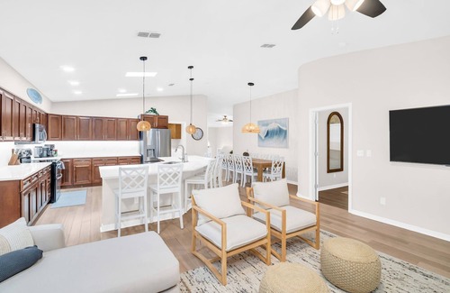 Ozona Casa | Spacious full remodeled luxury retreat w/Private pool, golf cart, movie theater