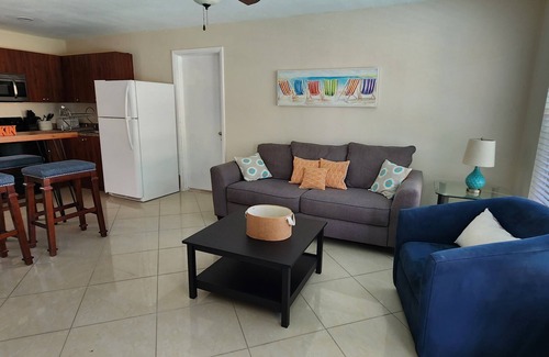 Central Oakland Park Villa | Amplia villa completa para familias,3 casas privadas con piscina privada y patio