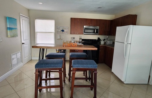 Central Oakland Park Villa | Amplia villa completa para familias,3 casas privadas con piscina privada y patio