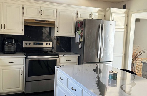 South Kansas City Casa | Spacious fully furnished 4-bedroom, 3 bathroom, WIFI, workout room and pool